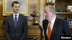 Quốc vương Tây Ban Nha Juan Carlos và Thái tử Felipe tại cung điện Zarzuela ở Madrid.