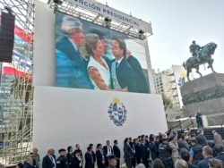 El nuevo presidente de Uruguay, Luis Lacalle Pou, recibió la banda presidencial del saliente mandatario Tabaré Vázquez, en una cermonia en Plaza Independencia en Montevideo el 1 de marzo de 2020.