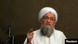 Pemimpin all-Qaida Ayman al-Zawahri memberikan pesan video (foto: dok). Polisi New York menangkap seorang pria yang berusaha bergabung dengan al-Qaida. 