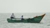 Le PDG et cofondateur d'ASOBO, Laurens Friso (à gauche), et le capitaine de bateau Joshua Miruka, montent à bord du premier bateau de pêche électrique d'Afrique.