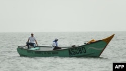 Le PDG et cofondateur d'ASOBO, Laurens Friso (à gauche), et le capitaine de bateau Joshua Miruka, montent à bord du premier bateau de pêche électrique d'Afrique.