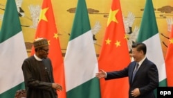 中國國家主席習近平（右）在北京的人民大會堂接見來訪的尼日利亞總統穆罕馬杜·布哈裡（Muhammadu Buhari）。（2016年4月12日）