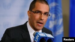 Menlu Venezuela, Jorge Arreaza, berbicara pada konferensi pers Sidang Umum PBB ke-72 di Markas Besar PBB di Manhattan, New York, AS, 19 September 2017 (foto: REUTERS/Brendan McDermid)