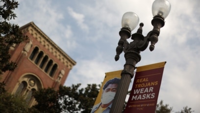 Bảng hiệu yêu cầu mang khẩu trang tại Trường đại học Nam California ở Los Angeles, California, ngày 17/8/2020. (Foto: AP)