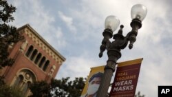 Imbauan untuk mengenakan masker tampak di kampus University of Southern California di tengah pandemi virus corona (Covid-19) di Los Angeles, California, 17 Agustus 2020. (Foto: AP)
