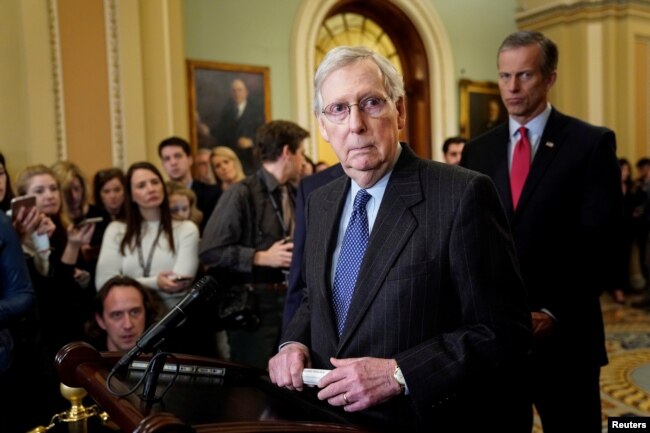 El líder de la mayoría en el Senado, Mitch McConnell (R-KY) habla después de un almuerzo político republicano en el Capitolio en Washington, el 29 de enero de 2019.