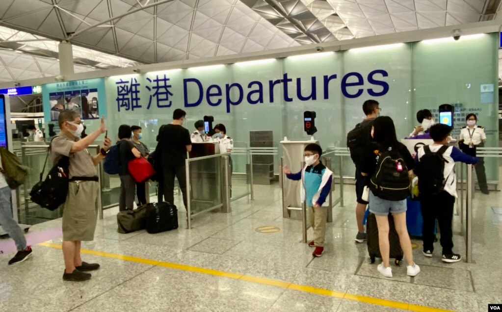 香港国际机场一幕年老长辈送别年幼儿孙的场面 （美国之音/汤惠芸）(photo:VOA)