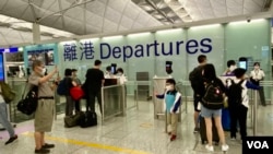 香港國際機場一幕年老長輩送別年幼兒孫的場面。（美國之音湯惠芸）