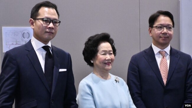 左起:香港立法会议员郭荣铿、前政务司司长陈方安生、立法会议员莫乃光2019年4月2日共同召开记者会总结访美行程。 (美国之音汤惠芸摄)