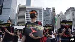 Puluhan anggota serikat pekerja di Hong Kong berunjuk rasa menentang keputusan pemecatan karyawan di perusahaan penerbangan Cathay Pasific Hong Kong, 28 Agustus 2019. 