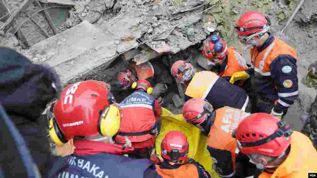 Tarihi kent Saku'nun şehir merkezinde arama-kurtarma faaliyetini Türkiye'den AFAD ve UMKE üstlendi. Arama kurtarma ekipleri, çökme riskine karşı dikkatli olmak zorundaydı. (Special earthquake teams from Turkey are leading search and rescue efforts in the historic village of Saku.)