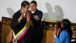 El presidente de Venezuela, Nicolás Maduro, es reconocido como ganador de las elecciones presidenciales del 20 de mayo, por la presidenta de la oficialista Asamblea Constitucional, Delcy Rodríguez. Caracas, mayo 24 de 2018.