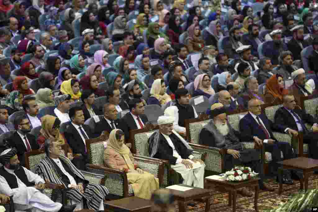 بسیاری از نامزدان انتخابات ریاست جمهوری به شمول عبدالله عبدالله، شماری از احزاب سیاسی و برخی رهبران پیشین جهادی - سیاسی این جرگه را تحریم کرده اند