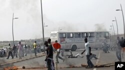 Protesters on a street in Bamako, Mali, May 21, 2012 (AP).