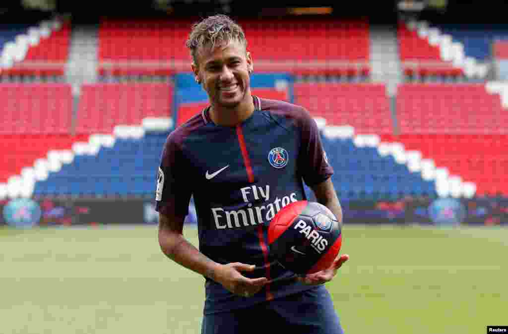 La nouvelle star de Paris Saint-Germain&nbsp;Neymar au Parc des Princes à Paris, le 4&nbsp;août 2017.