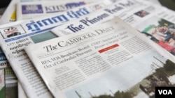 កាសែត The Cambodia Daily សរសេរអត្ថបទ «កម្មវិធីផ្សាយរបស់វិទ្យុ RFA និង VOA ត្រូវបានបញ្ឈប់នៅតាមបណ្តាខេត្តទូទាំងប្រទេស» រាជធានីភ្នំពេញ ថ្ងៃទី២៩ ខែសីហា ឆ្នាំ២០១៧។ (ហ៊ាន សុជាតា/VOA)