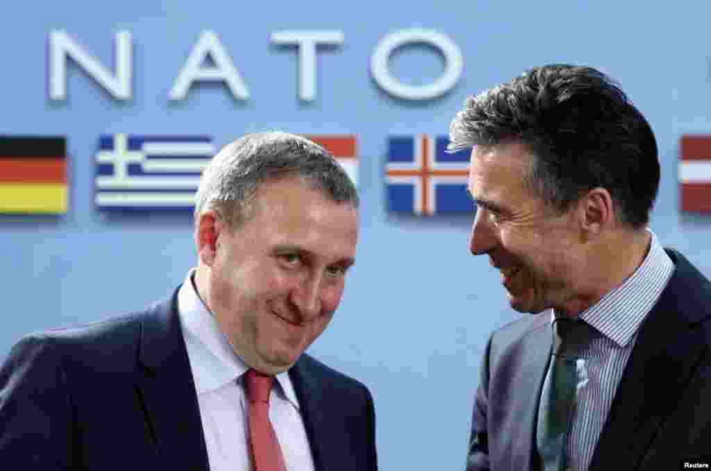 Украинский министр иностранных дел Андрей Дещица и генеральный секретарь НАТО Андерс Фог Расмуссен во время встречи министров иностранных дел стран НАТО и Украины