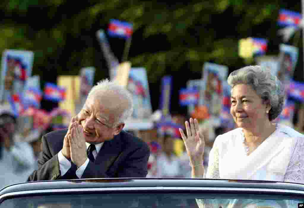 Then King Sihanouk and Queen Monique&nbsp;greet well-wishers from a limousine after a ceremony ending three official days celebrating Cambodia&#39;s 50 years of Independence in capital Phnom Penh, November 11, 2003.
