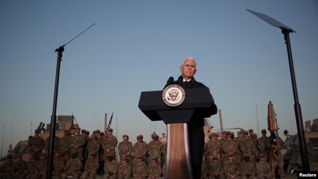 Майк Пенс выступает перед американскими военными в аэропорту Эрбиль в Ираке