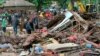Residentes inspeccionam uma casa destruída