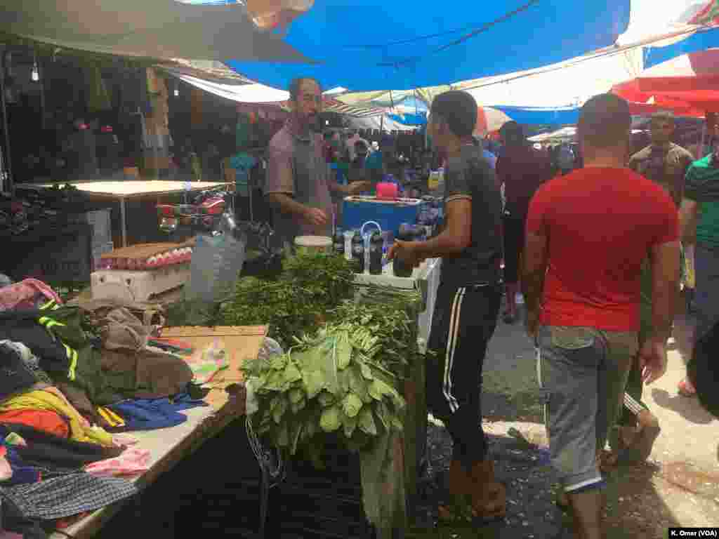 Pasar sayur-mayur di wilayah Al-Zahra (bagian kiri Mosul), 19 Juli 2017.