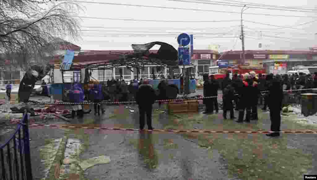 دھماکے کے بعد پولیس اور امدادی اداروں کے کارکن جائے وقوعہ پر پہنچے اور زخمیوں اور لاشوں کو ہسپتال منتقل کیا۔