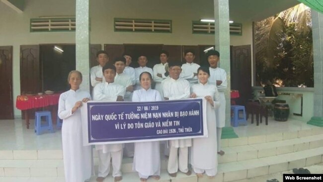 Các Tín hữu Cao Đài Thủ Thiêm kỷ niệm Ngày Quốc tế dành cho các Nạn nhân bị Bạo hành vì Lý do Tôn giáo hay Niềm tin. Photo Facebook BPSOS.