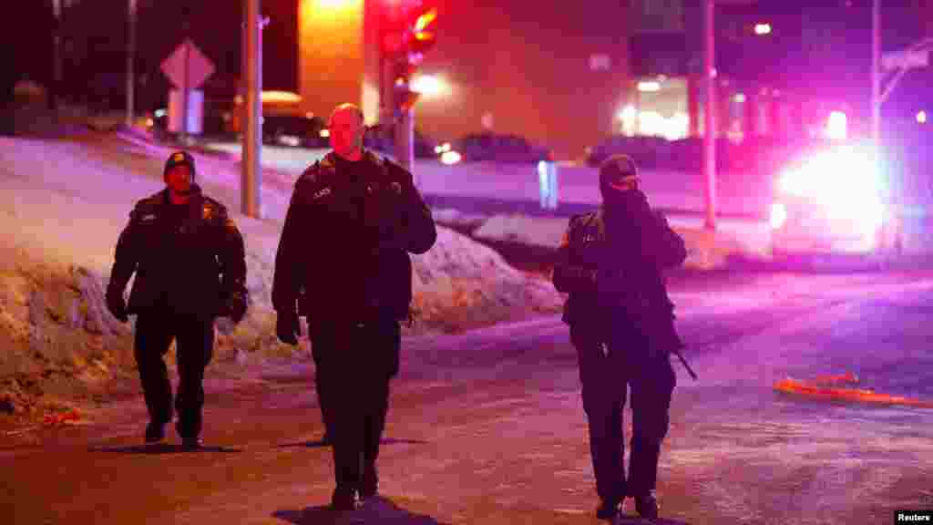 Policiers en patrouille près de la mosquée à Québec, après la fusillade, le 29 janvier 2017.&nbsp;