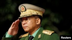 Panglima Myanmar Jenderal Senior Min Aung Hlaing memberi hormat saat menghadiri acara yang menandai peringatan Hari Martir di Mausoleum Martir di Yangon 19 Juli 2016. (Foto: Reuters/Soe Zeya Tu)