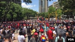 Para pendukung Presiden Nicolas Maduro memberikan dukungan dalam pawai di Caracas, Venezuela, Senin (6/8).