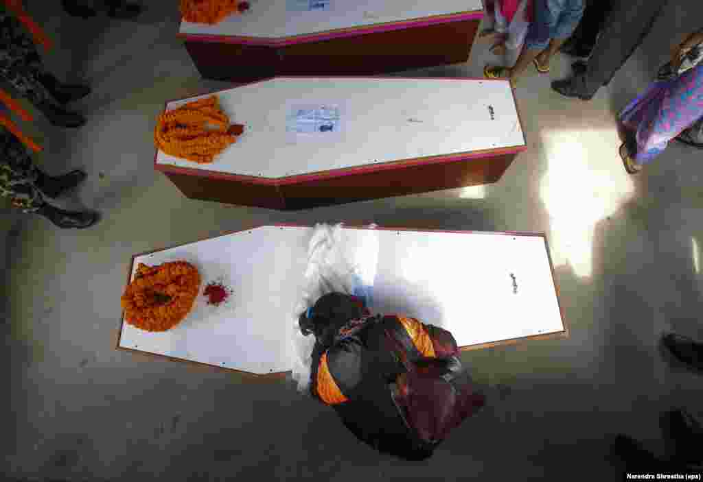 Nepal&#39;de Afganistan Kabil&#39;deki bombalı saldırıdan sonra ailelere teslin edilen cenazeler.