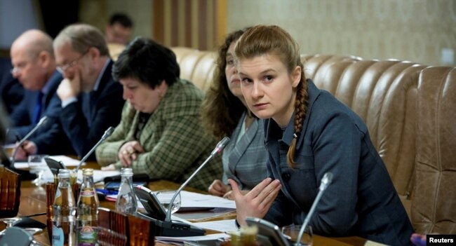 Maria Butina (ngoài cùng, phải) dự một cuộc họp với một nhóm chuyên gia, có liên hệ tới chính phủ Nga, trong một bức hình không rõ ngày tháng.
