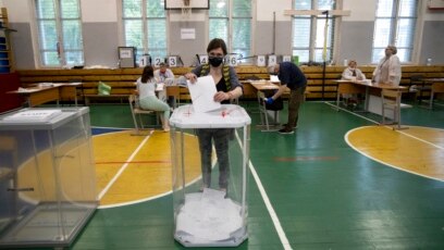 Cử tri Nga đi bỏ phiếu tại một trường học ở Moscow vào ngày 25/6/2020.