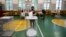 Cử tri Nga đi bỏ phiếu tại một trường học ở Moscow vào ngày 25/6/2020.