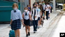 Sejumlah siswa berjalan keluar dari iPrep Academy pada hari pertama dilaksanakannya kembali pembelajaran tatap muka di sekolah tersebut yang terletak di Miami, Florida, pada 23 Agustus 2021. (Foto: AP/Lynnes Sladky)