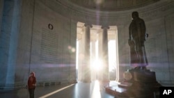 Muchos estadounidenses aprovechan en salir a hacer turismo y visitar los diferentes monumentos en Washington en el Día de los Presidentes.