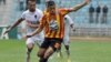 L'attaquant tunisien Youssef Blayli et l'attaquant angolais Leysller de Aranjo lors de leur match de football de la Ligue des champions de la CAF entre Primeiro de Agosto et Esperance de Tunisie à Tunis, le 6 avril 2013.