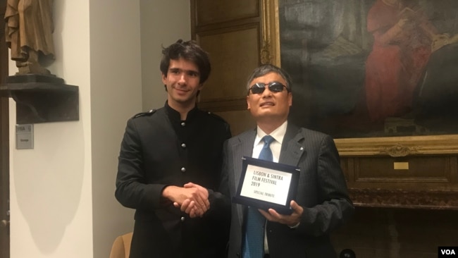 葡萄牙里斯本和埃斯托利尔电影节“反抗”论坛活动主办人布兰柯（Juan Branco）（左）在美国天主教大学为中国人权活动人士陈光诚（右）授予特别贡献奖（2019年10月31日）。