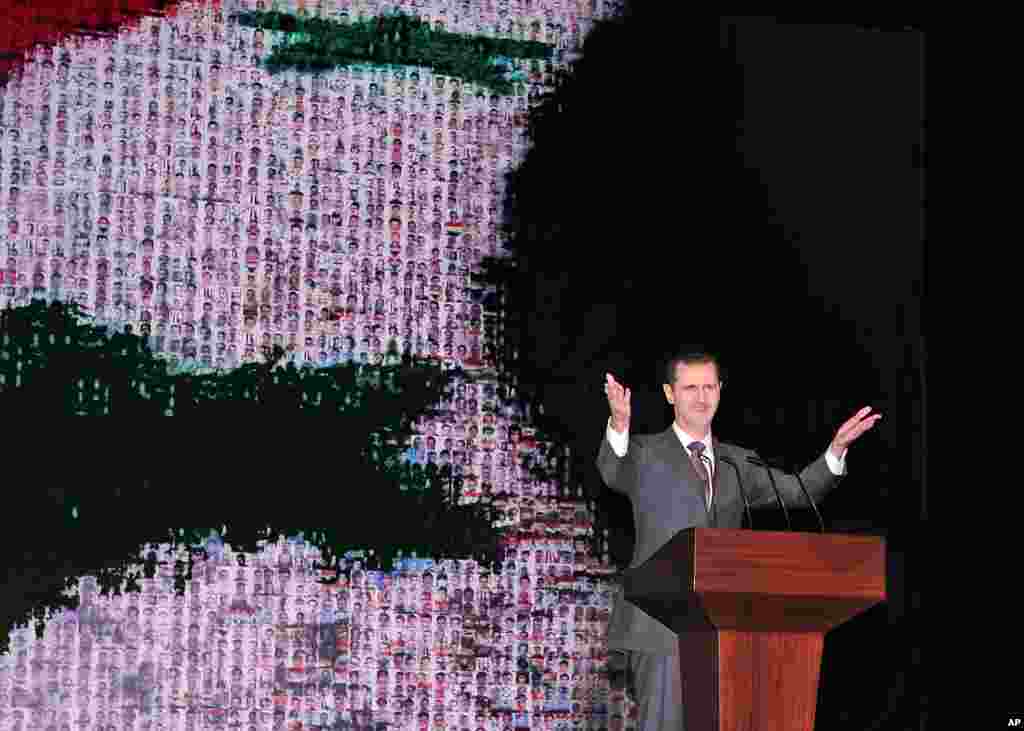 Rəsmi SANA dövlət xəbər agentliyinin yaydığı bu fotoda prezident Bəşar əl-Əsəd Dəməşqin mərkəzində Opera Evində nitq söyləyir. 6 yanvar, 2013.