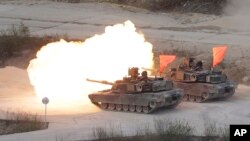 Un tanque M1 A2 del ejército estadounidense dispara durante los ejercicios militares conjuntos con Corea del Sur, cerca de la frontera con Corea del Norte.
