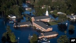 Một nhà thờ ở thành phố Conway, bang South Carolina, bị ngập trong nước.