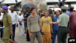 Chinese and Cameroonian hostages, who were released to the Cameroonian authorities after being kidnapped in raids blamed on the Nigerian Islamist group Boko Haram, arrive in Yaounde, Oct. 11, 2014. 
