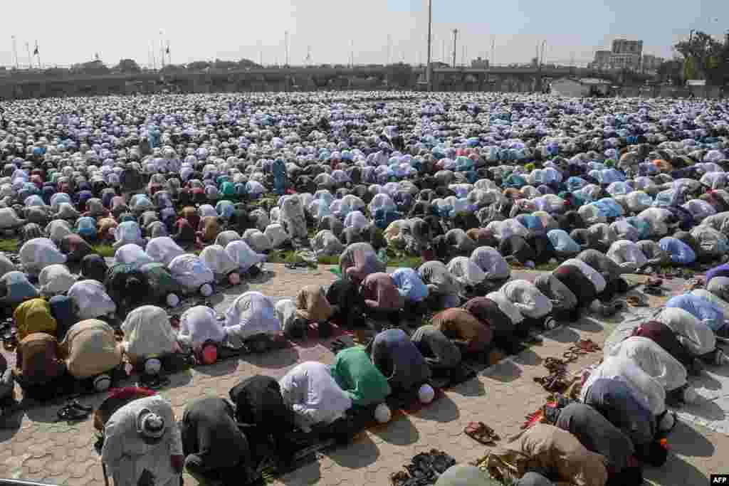پاکستان کے سب سے بڑے شہر کراچی میں بھی نماز عید کے لیے منعقد ہونے والے اجتماعات میں لوگوں کی کثیر تعداد نے شرکت کی۔