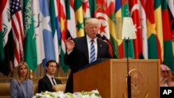 Presiden Donald Trump menyampaikan pidatonya pada Pertemuan Puncak Dunia Arab, Islam, dan Amerika,di King Abdulaziz Conference Center, hari Minggu, 21 Mei 2017 di Riyadh, Saudi Arabia (foto: AP Photo/Evan Vucci)