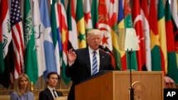 Presiden Donald Trump menyampaikan pidatonya di KTT Arab Islam, di King Abdulaziz Conference Center, 21 Mei 2017, di Riyadh, Arab Saudi.