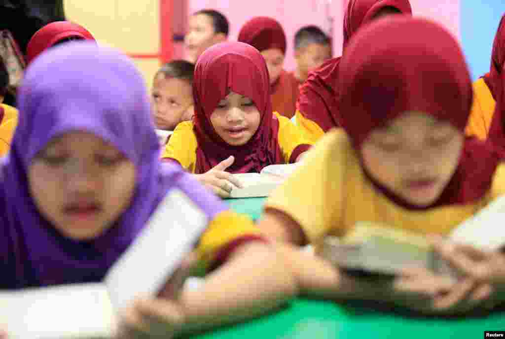 Anak-anak kaum Muslim mengaji Al-Qur&rsquo;an selama jam-jam sekolah mereka di Taguig City, Metro Manila, Filipina menjelang perayaan Idul Adha.