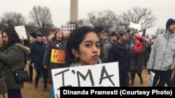 Dinanda Pramesti mengusung poster saat melakukan aksi Women's March di Washington DC bersama lebih dari 500.000 orang.