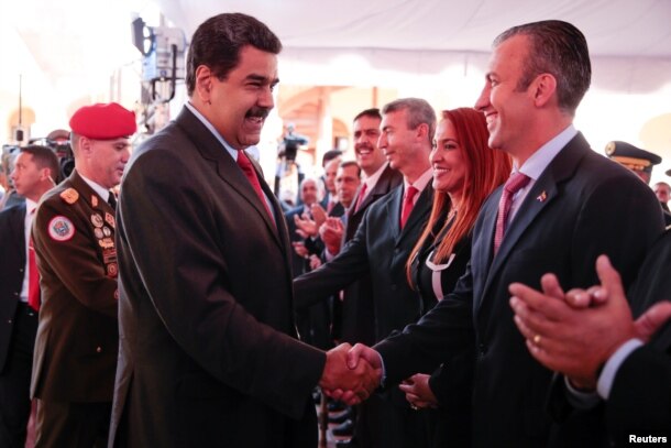 El presidente de Venezuela Nicolas Maduro, saluda con su nuevo vicepresidente Tareck El Aissami durante una reunión ministerial en Caracas.