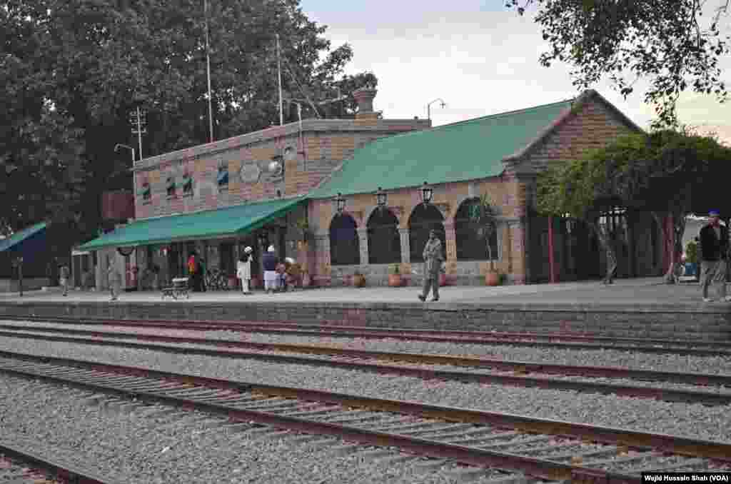 دارالحکومت اسلام آباد کے نواح میں سو سال سے زائد پرانا گولڑہ شریف جنکشن واقع ہے۔