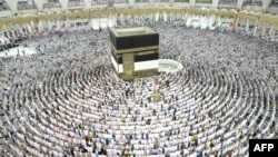 Jamaah haji melakukan sholat di sekitar Ka'bah, di Masjidil Haram, Mekah, Arab Saudi, 15 Agustus 2018. (Foto: dok).